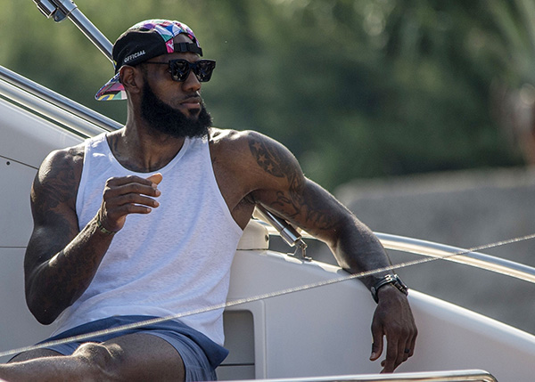 霍华德谈詹科：综合来说詹姆斯更出色 但关键时刻我会把球给科比